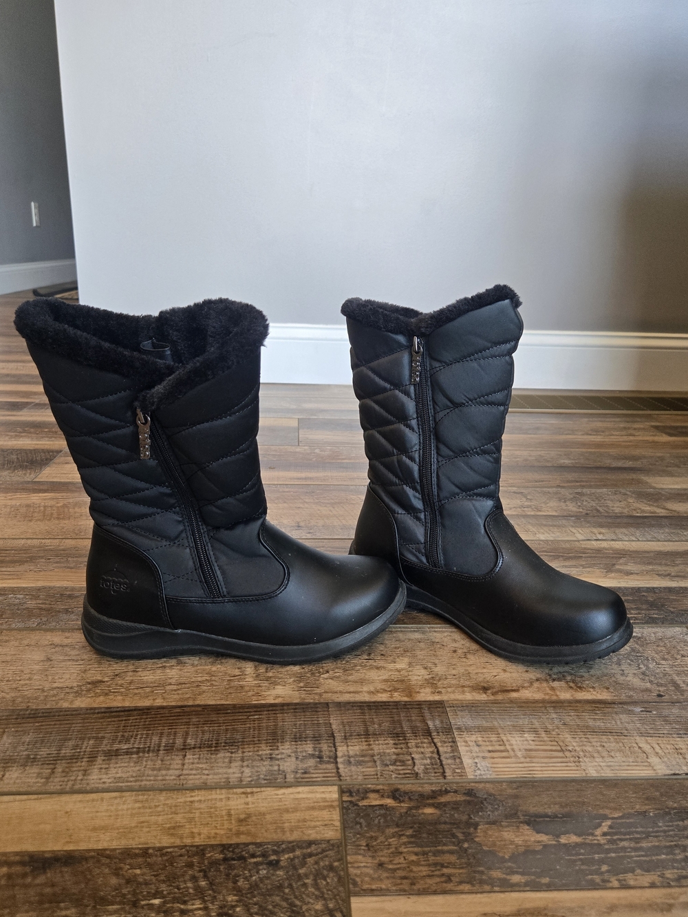 Totes Jazzy Women's Winter Boots Size 8W Black Quilted Faux Fur Wide Lined Zip